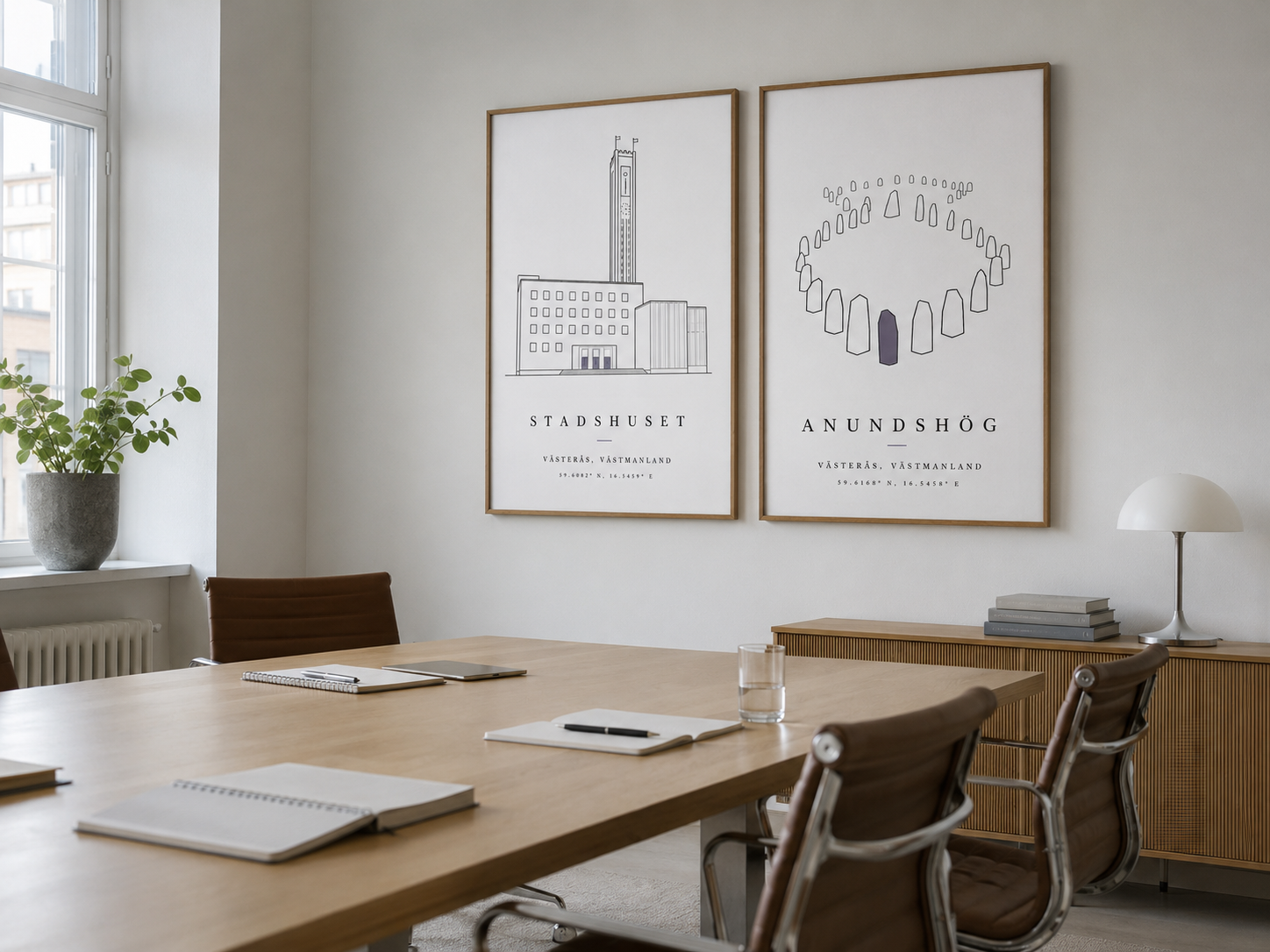 Motivpaket: tre District Studio-posters bredvid varandra i en kontorsmiljö