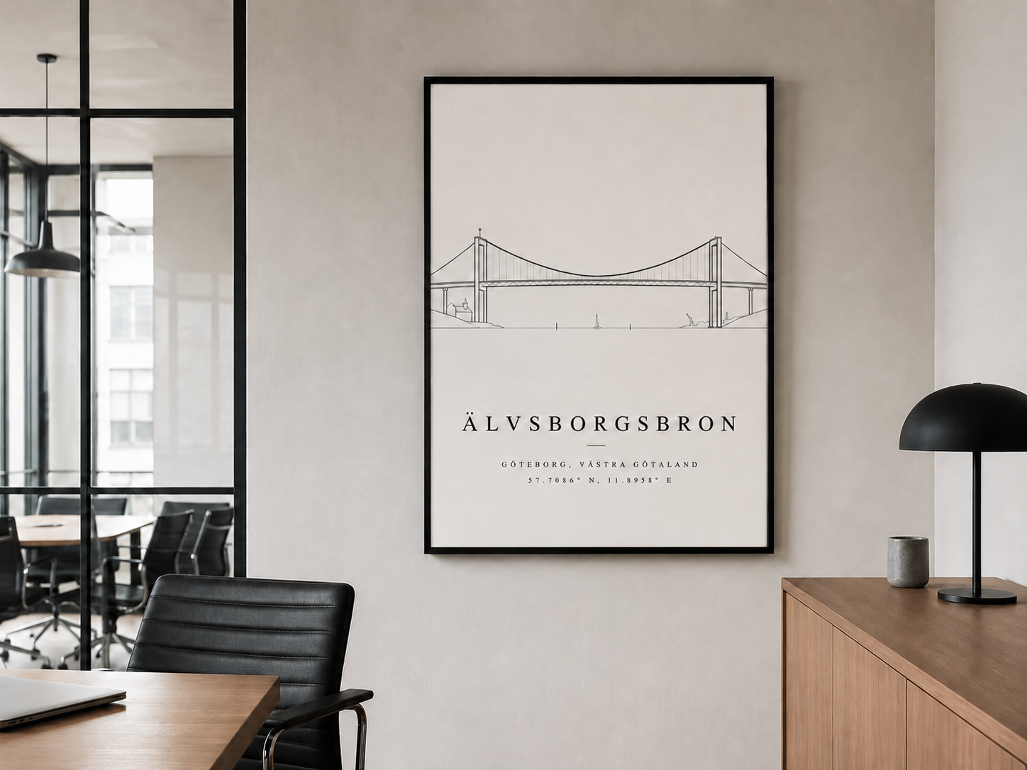 District Studio-poster av Älvsborgsbron inramad på vägg i ett ljust kontor.