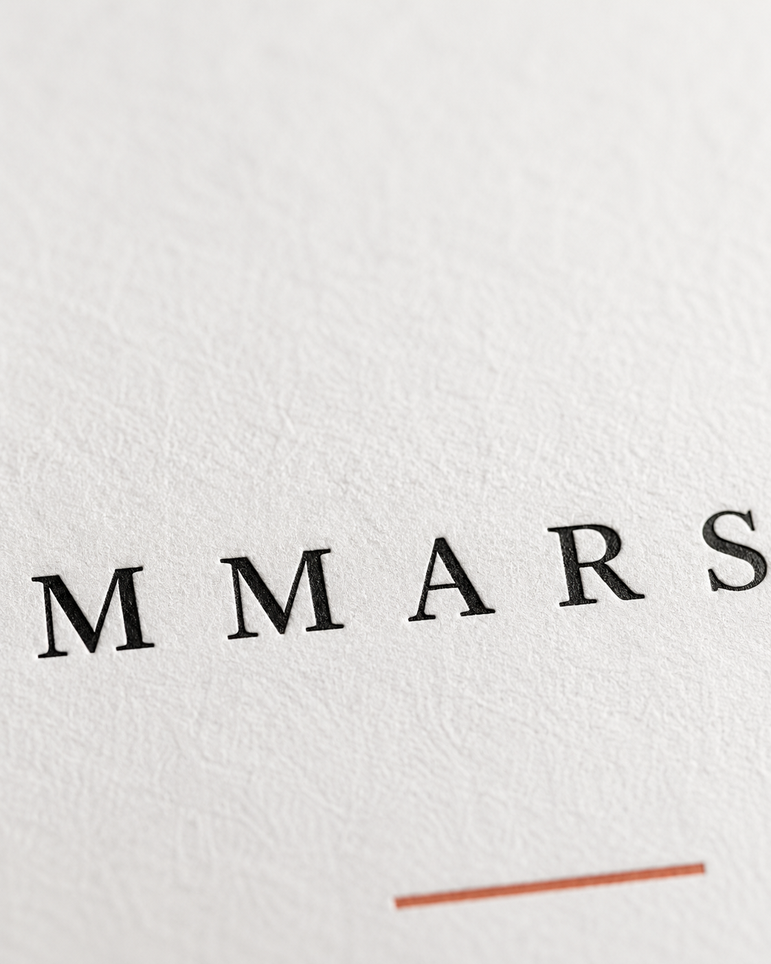 Closeup av District Studio-print – matt papper med serif-typografi och taktil pappersstruktur.